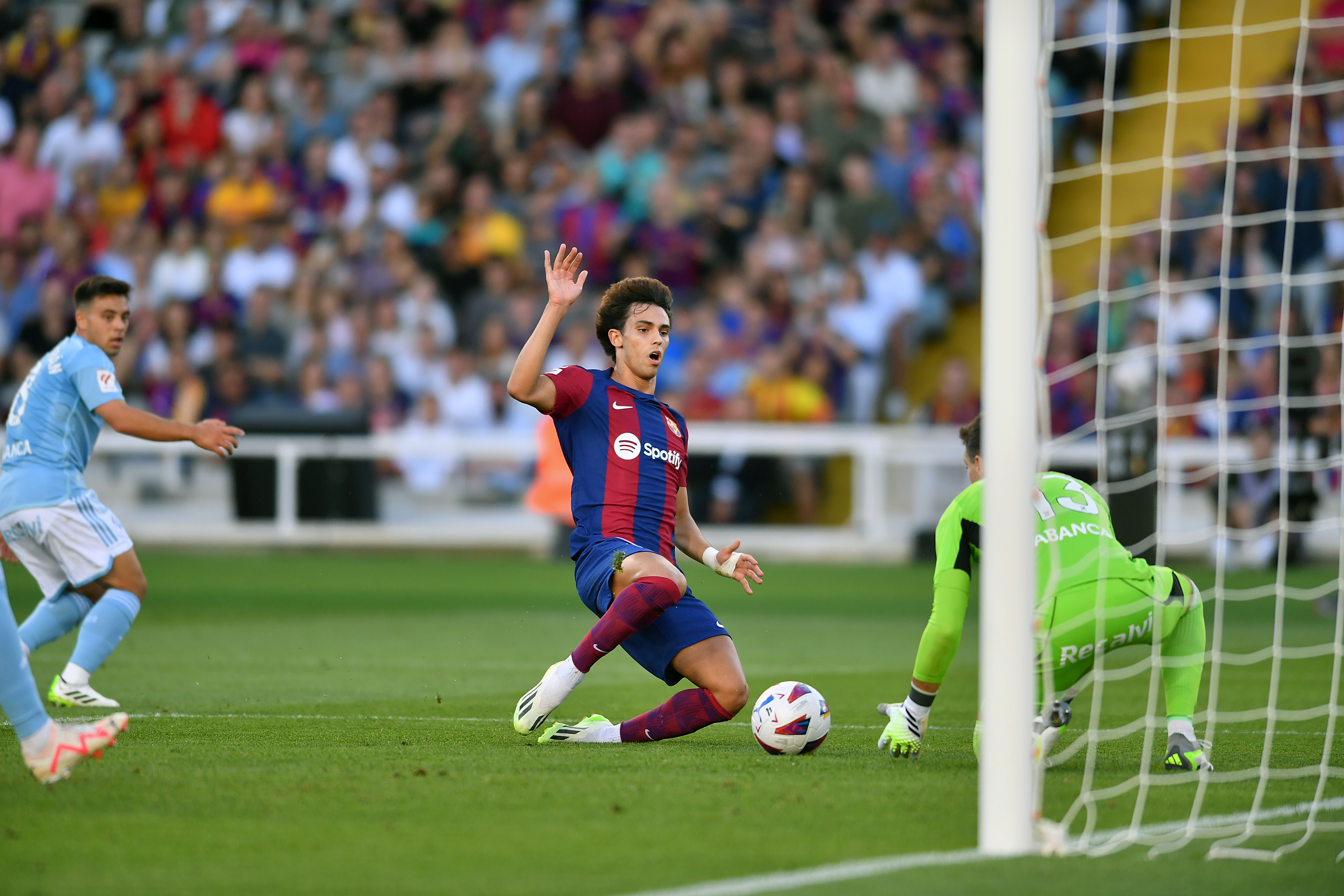 巴塞罗那西甲战胜阿尔梅里亚莱万头球得分